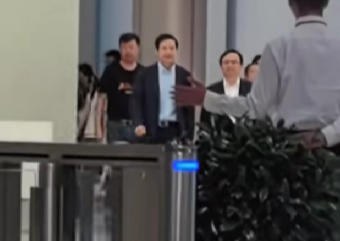 王传福现身小米工厂，雷军化身“讲解员”