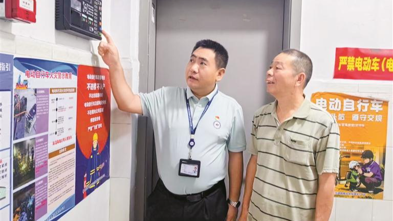 福永街道白石厦社区网格站站长陈炳勇：扎根社区20余载 用脚步丈量民情