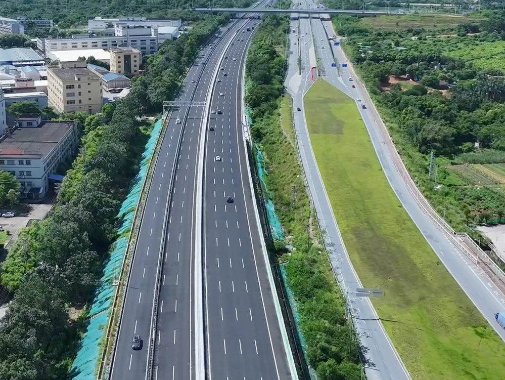 高速公路上如何防范二次事故发生？交警：事故发生后车靠边人撤离