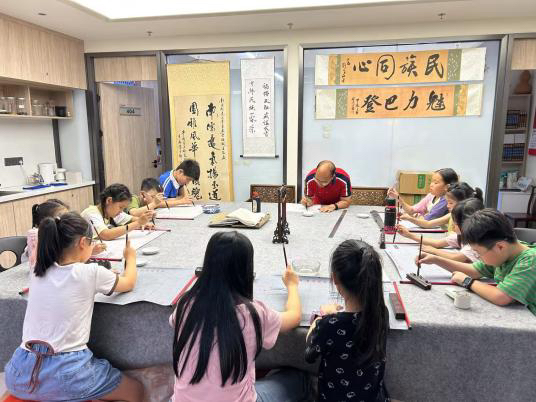 南园街道巴登社区：翰墨育新苗，公益书法课浸润童心