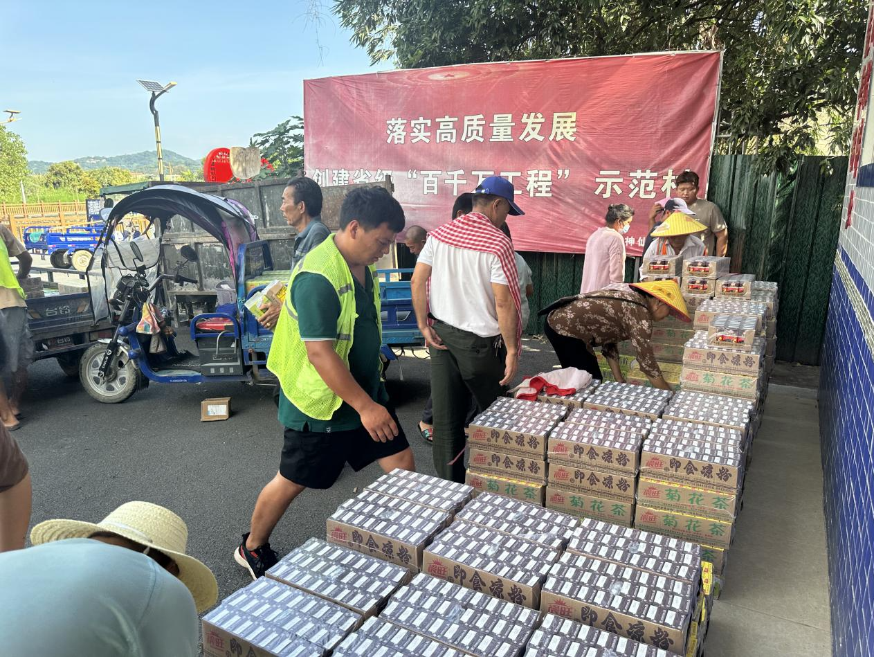炎炎夏日送清凉！汕头仙城镇关爱村居环卫工作者