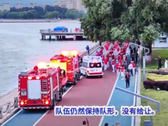 老年“暴走团”阻碍消防车救护车通行，最新回应
