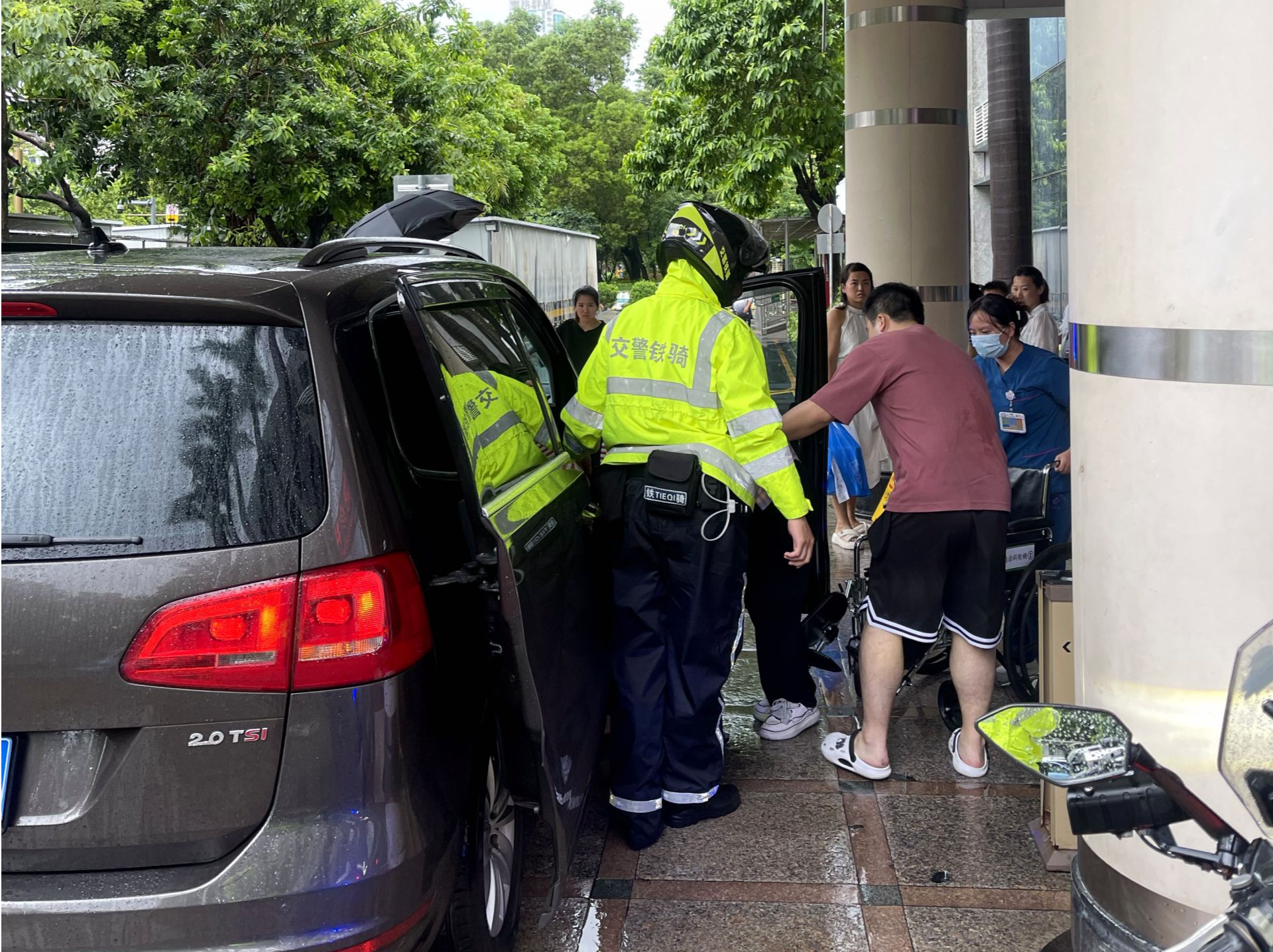 孕妇晕倒急需送医，福田交警铁骑风雨中护送  