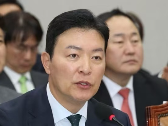韩国前总统警卫处次长金成勋接受内乱特检组调查 