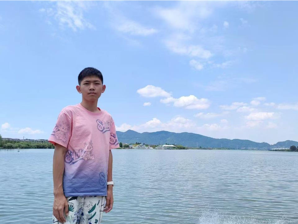 18岁高中生坐飞机到西双版纳后失联，家人怀疑被骗至缅甸