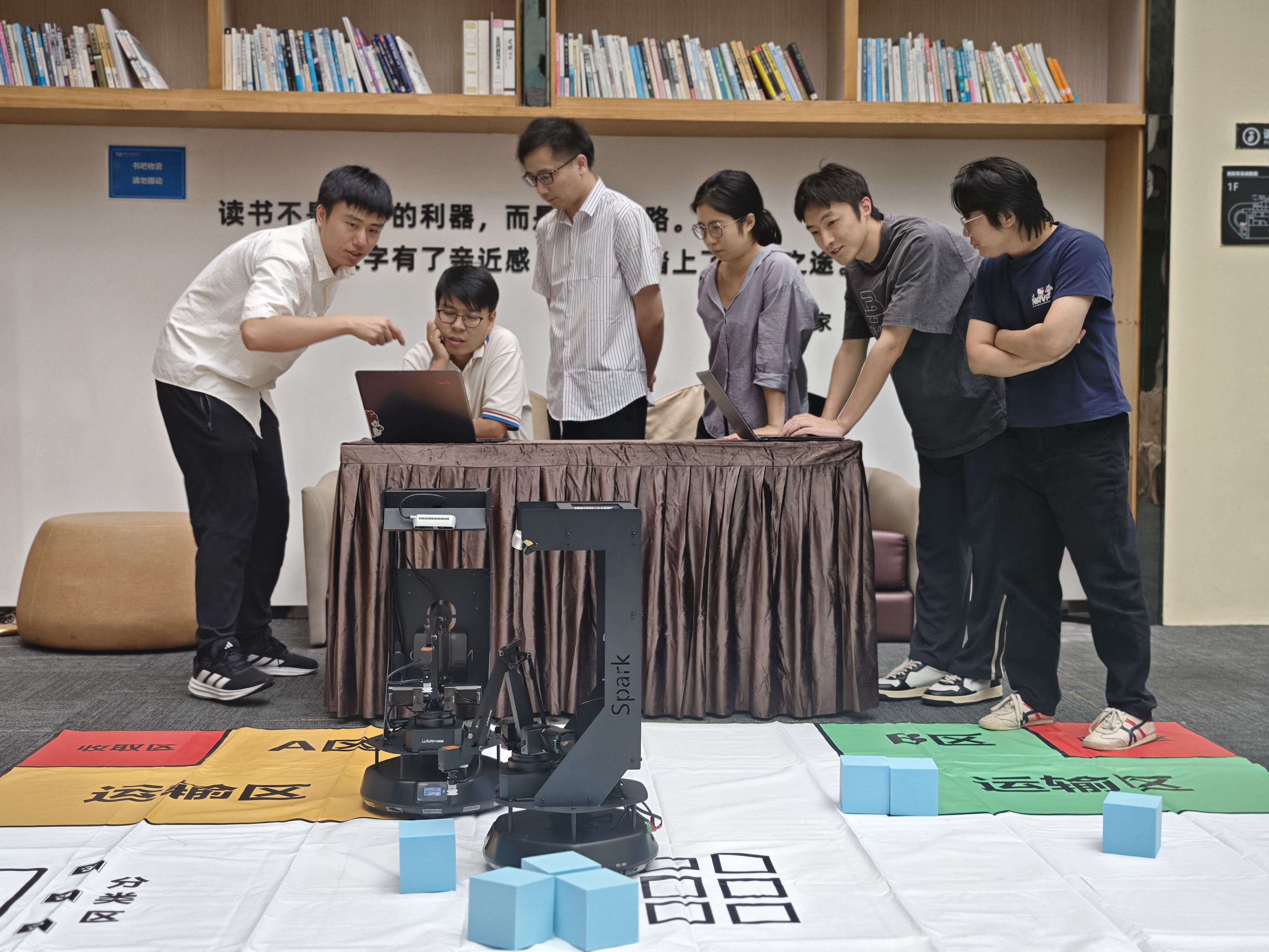 “亲手操作机器人”龙岗公益培训赋能高技能人才