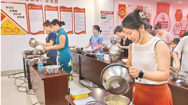 白花社区居民学习烘焙千层糕