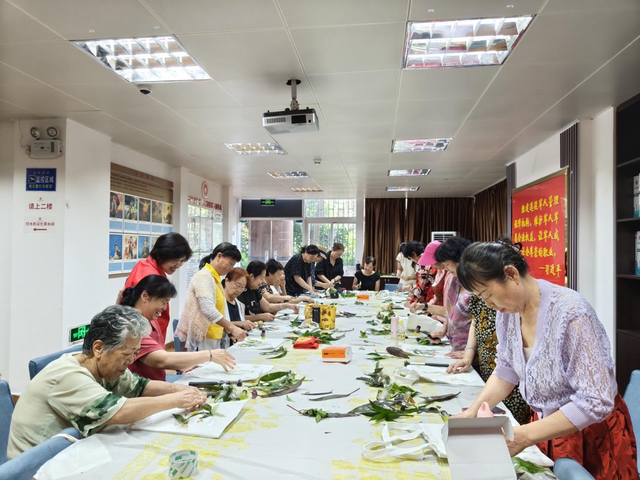 解锁夏日文化新体验 莲花街道福新社区开展非遗手工包活动