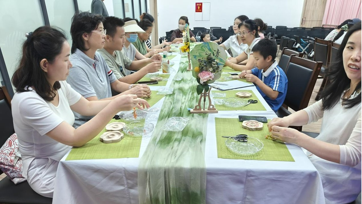 放松又解压！新安大浪社区居民参与手工手链制作活动