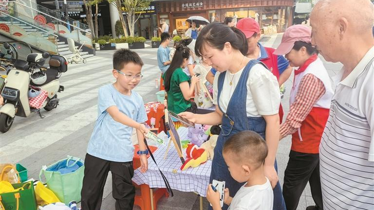 云谷社区跳蚤市场萌娃当“老板”