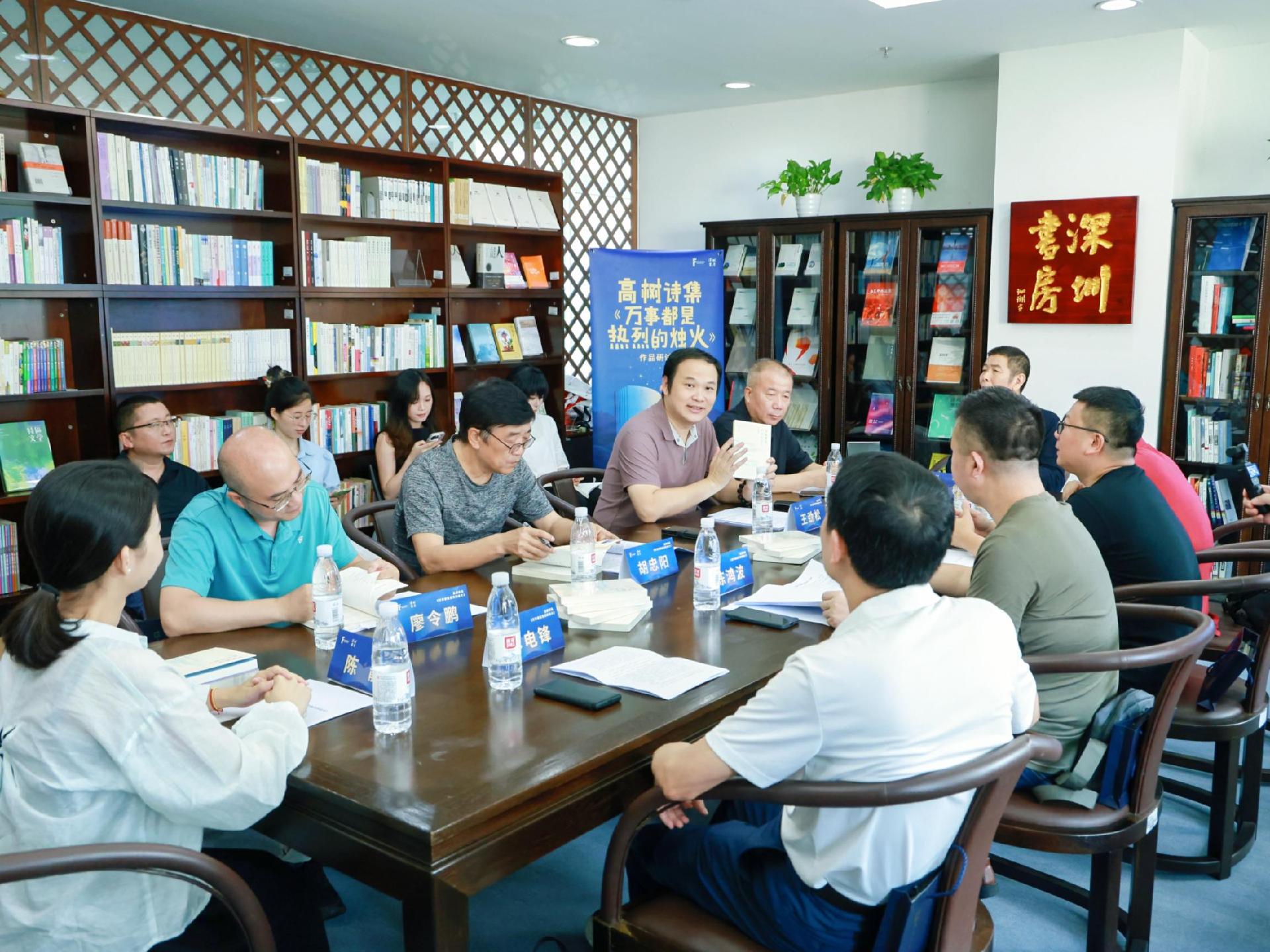 当律师写诗：“万事都是热烈的烛火”