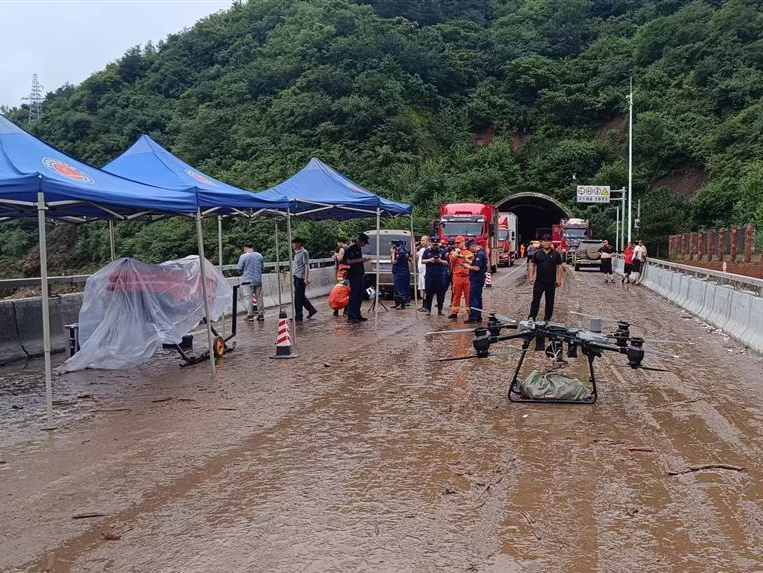 北京一无人机考试中心8名教官驰援灾区：6架无人机携560斤物资远程投送