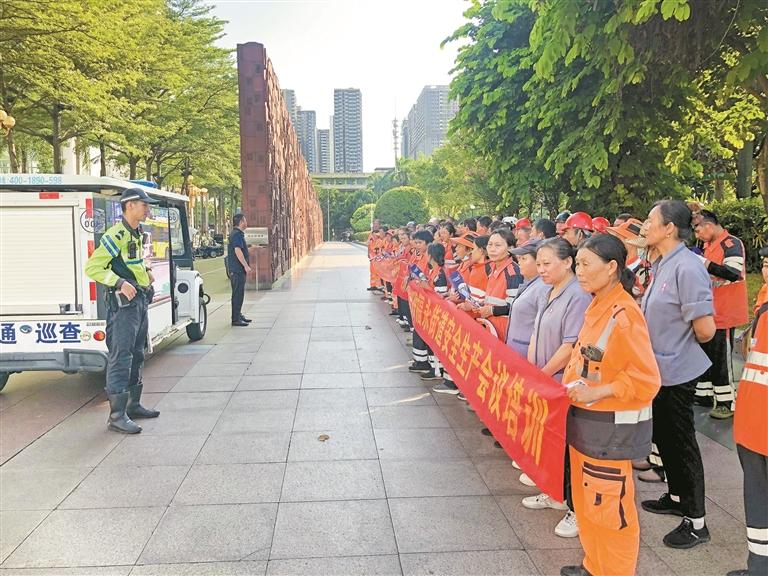 交警为“城市美容师”送交通安全课