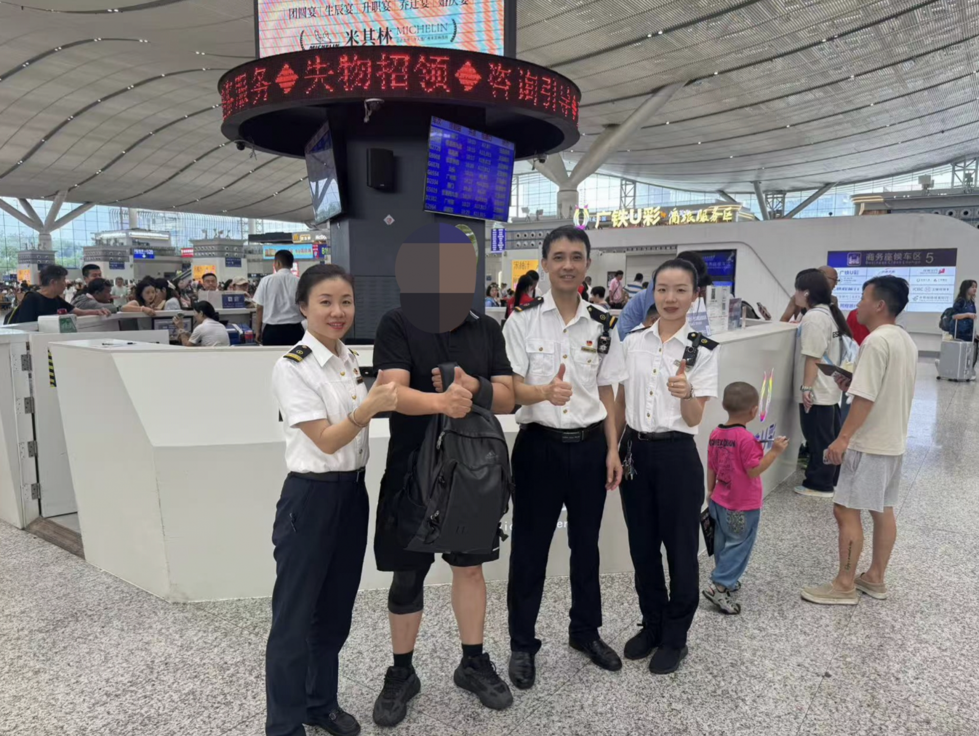 深圳北站“迎春花”服务队：暑运高峰中的温情守护  