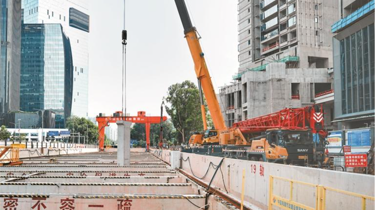 深圳地铁15号线深大南站完成首块构件安装