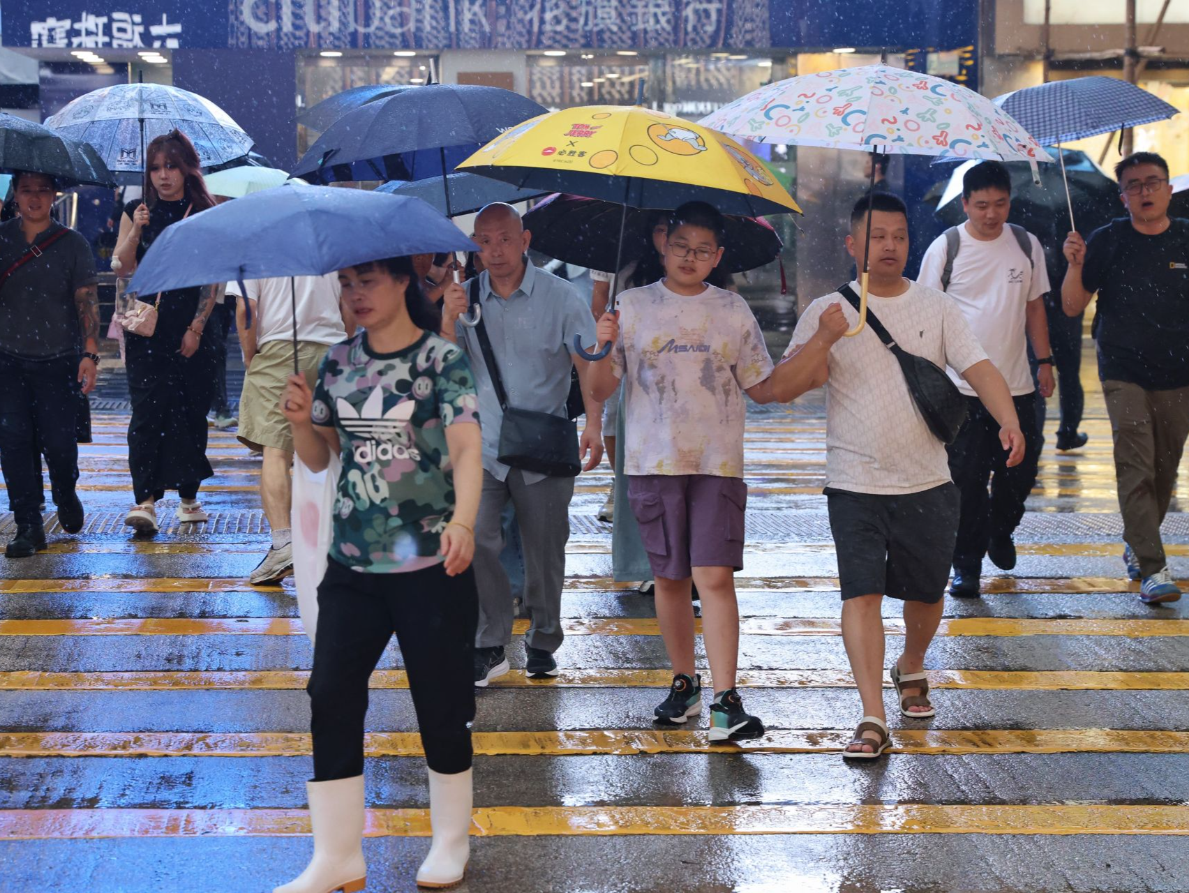 提前一天决定停课但没下雨，香港政务司司长发2000字长文解释