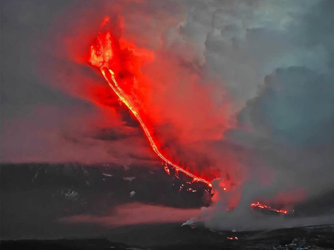 堪察加半岛克柳切夫火山喷发最新图片公布，火山灰柱高达1万米