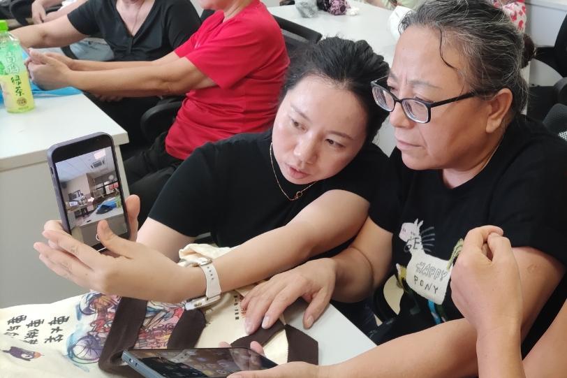 高铁新城社区开展智慧助老活动，助老年人跨越“数字鸿沟”​
