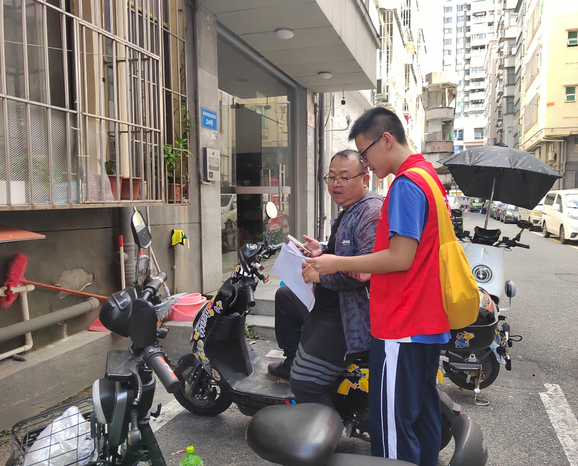 新安上合社区志愿者助力清积水，普及防蚊知识