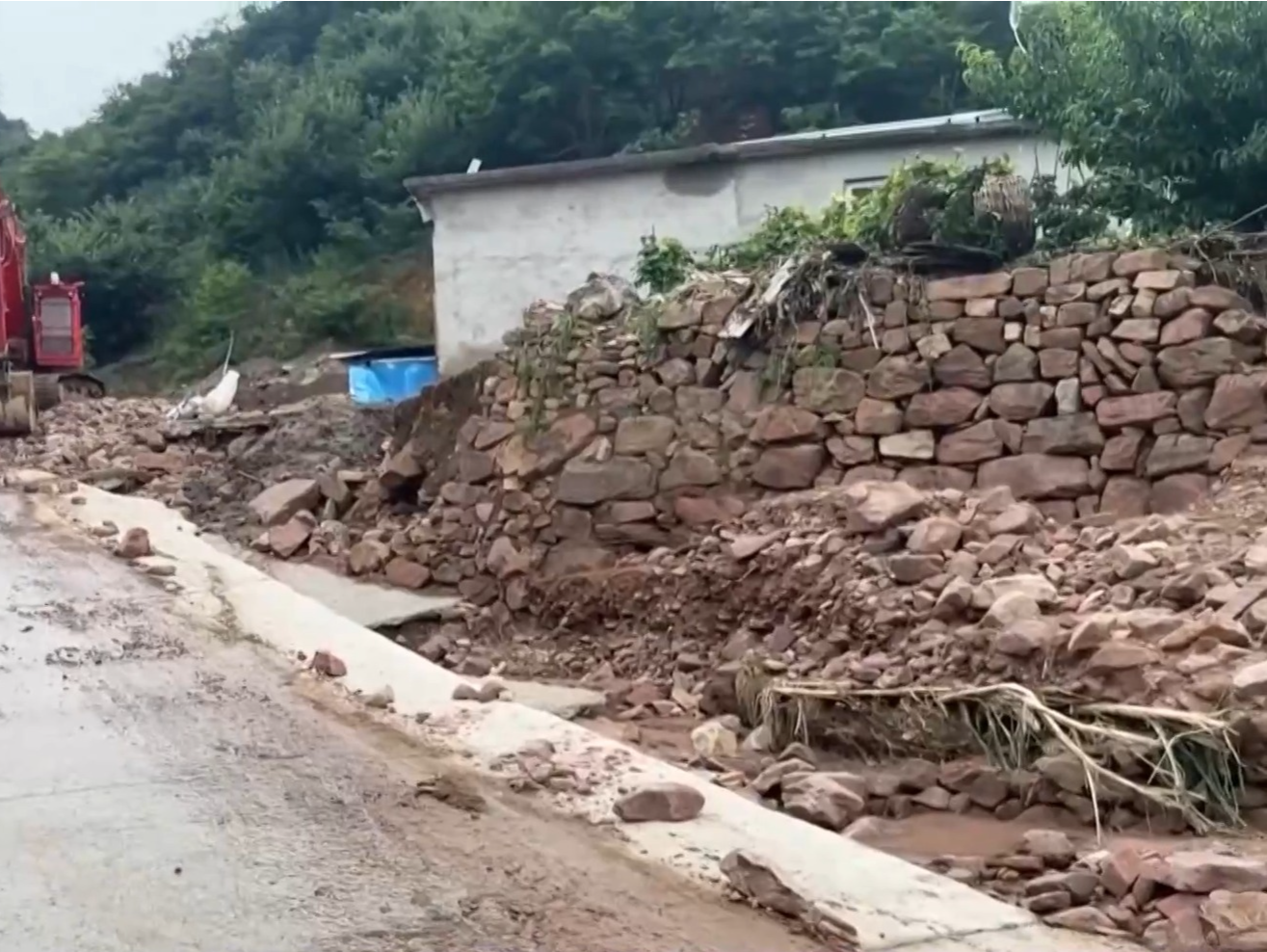 宝贵“生命线”被全部打通 河北兴隆杨家台村已抢通通往外界道路 