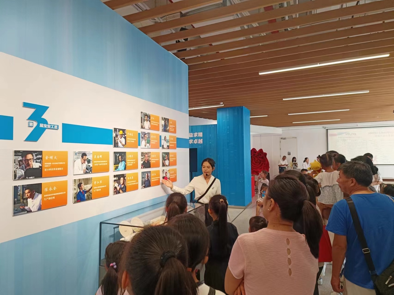 石岩街道黄峰岭工联会开展“匠耀湾区——宝安工匠专题展”职工亲子夏令营活动