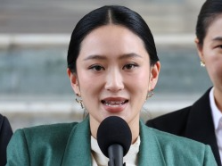 佩通坦向泰国宪法法院提交违宪案辩护材料