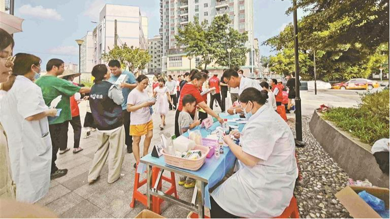 新源社区公益集市汇聚邻里情