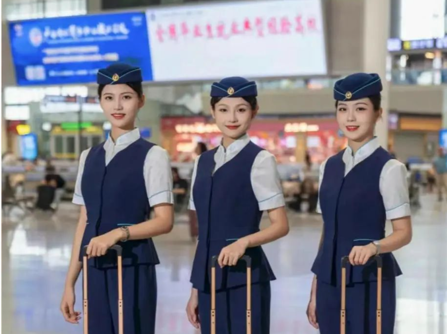 “多家航司去高跟鞋化、自选裤装”，网友：支持空姐不再“服美役”