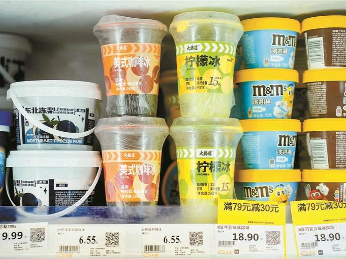 夏日降温饮品迎销售旺季：多种口味冰杯畅销，平价雪糕成首选
