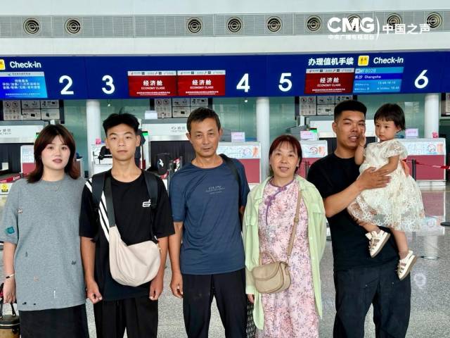 △王佳皓启程前与家人合影（左起依次为姐姐、王佳皓、爸爸、妈妈、姐夫和外甥女）