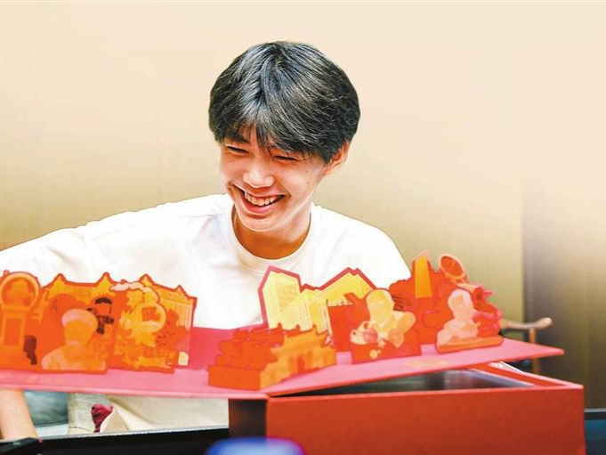 5岁就想为国家队进球 深晚世界杯大使“踢”进上海交大