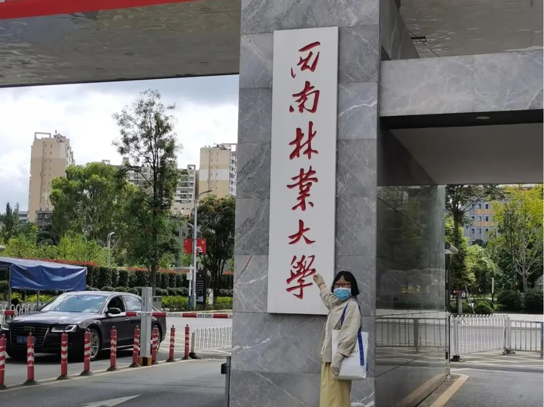 山东50岁阿姨考上研究生：因意外致残，拿儿子的书自学，靠学习走出创伤 