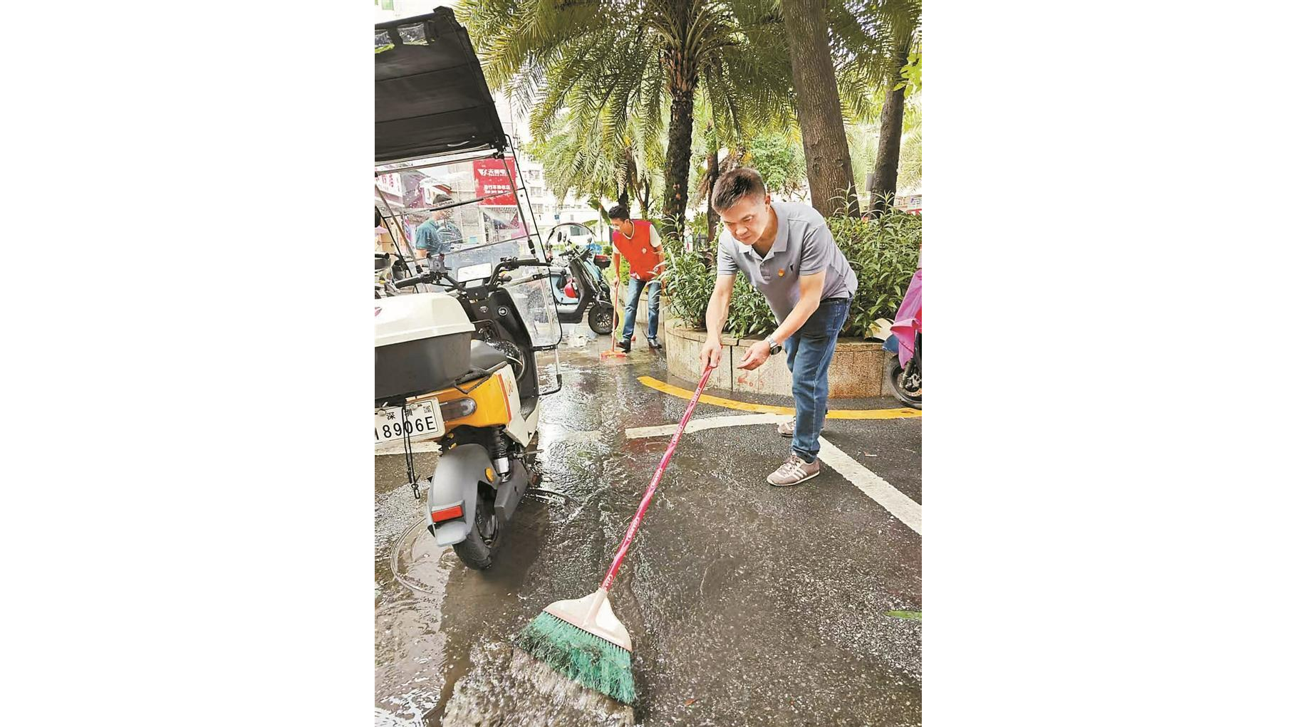 马山头社区清积水除隐患