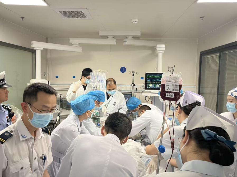 生死时速！男子车祸后心脏骤停  深圳医警接力让他死里逃生  