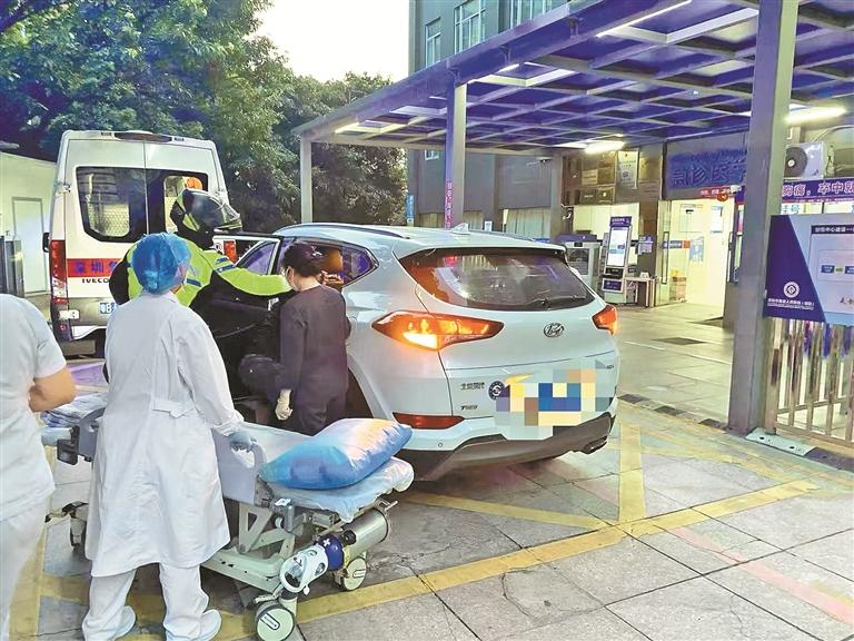 交警疾驰护航生命 救助突发疾病老人