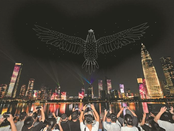 深圳经济特区建立45周年无人机灯光秀表演闪耀鹏城夜空