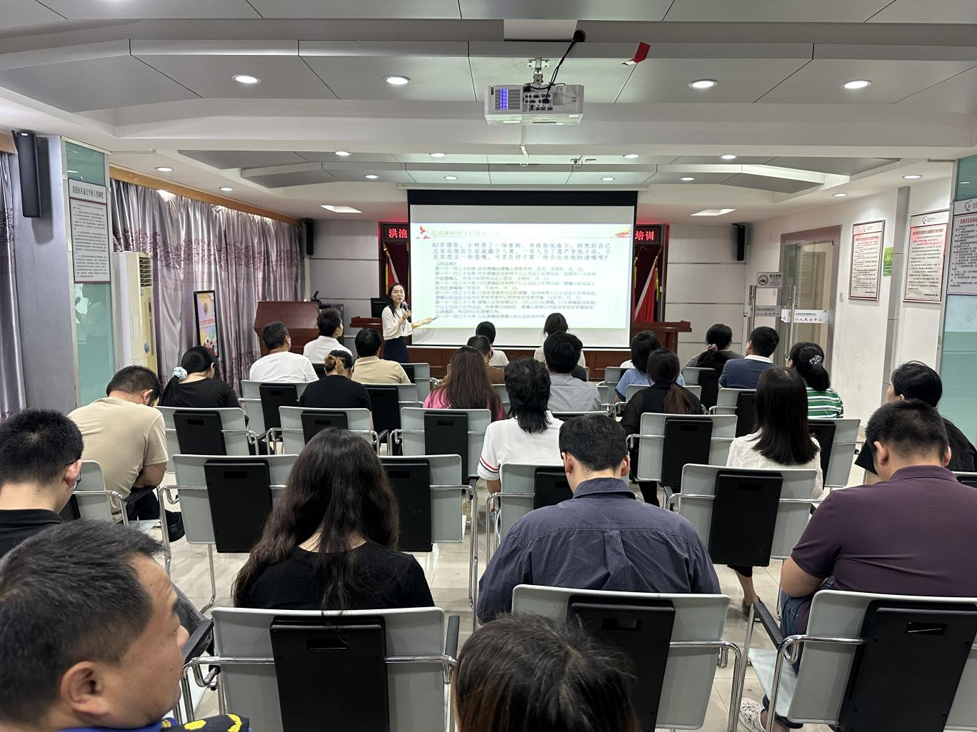 新安街道“订单式”普法进社区，精准配送暖民心