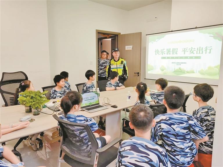 光明交警携手凤凰街道举办交通安全知识讲座