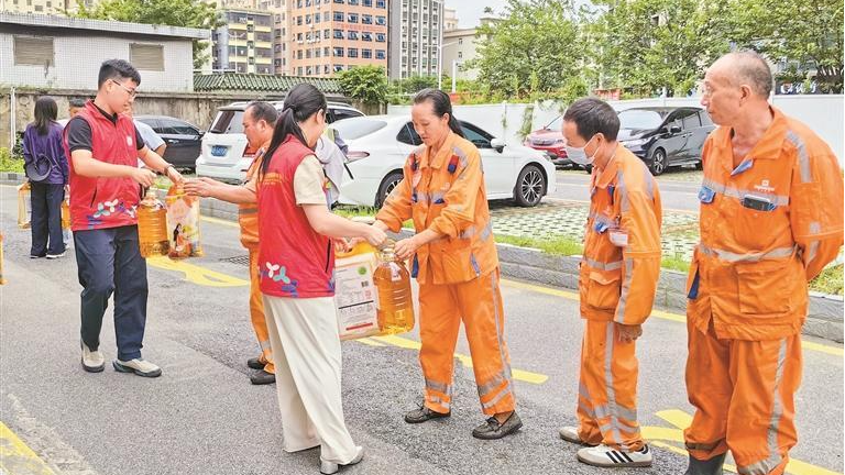 马田禾湾社区贴心关爱环卫工人