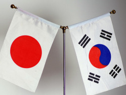 日本首相与到访的韩国总统举行会谈，讨论双边关系等问题
