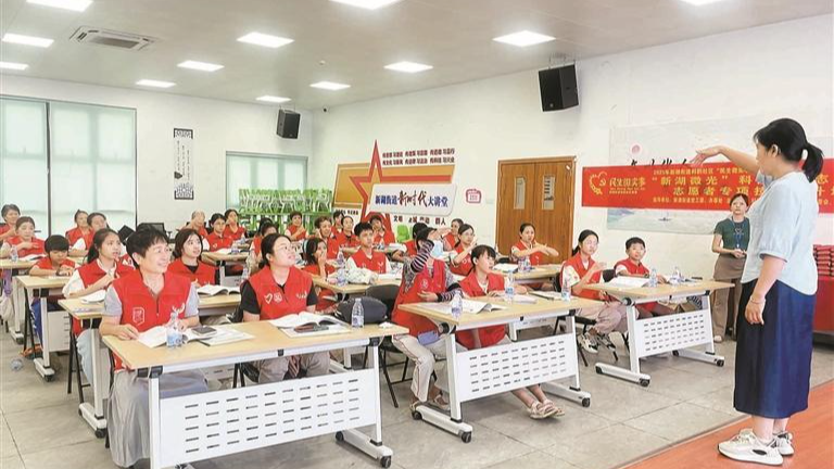 新湖科韵社区30名志愿者学手语