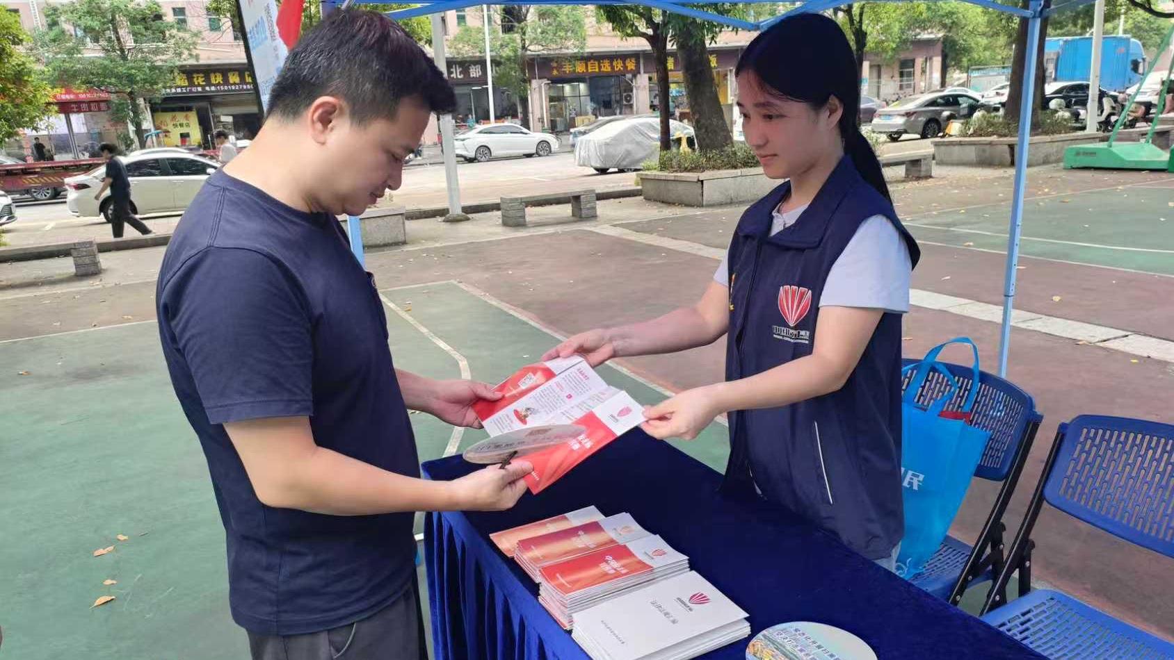 燕罗街道多部门联手走进企业开展反走私主题宣传