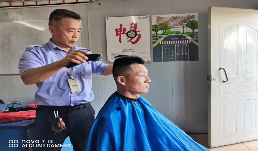 驾驶员秒变理发师，深圳公交人义务服务暖人心