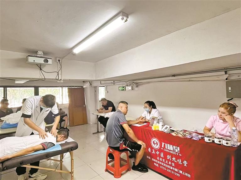 民泰社区工联会在快递服务点开展中医健康关爱活动 中医团队为快递员松筋骨解疲劳