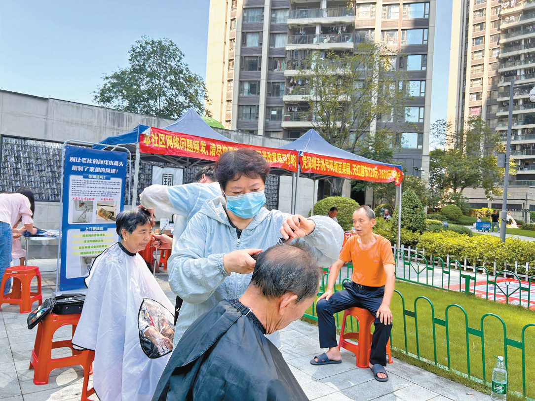凤凰街道东坑社区为居民提供暖心服务