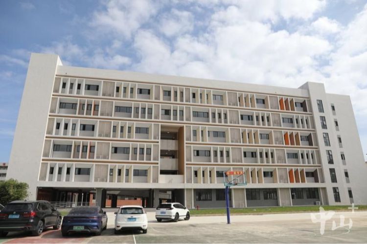 马新初级中学扩建工程落成，新增1100个学位