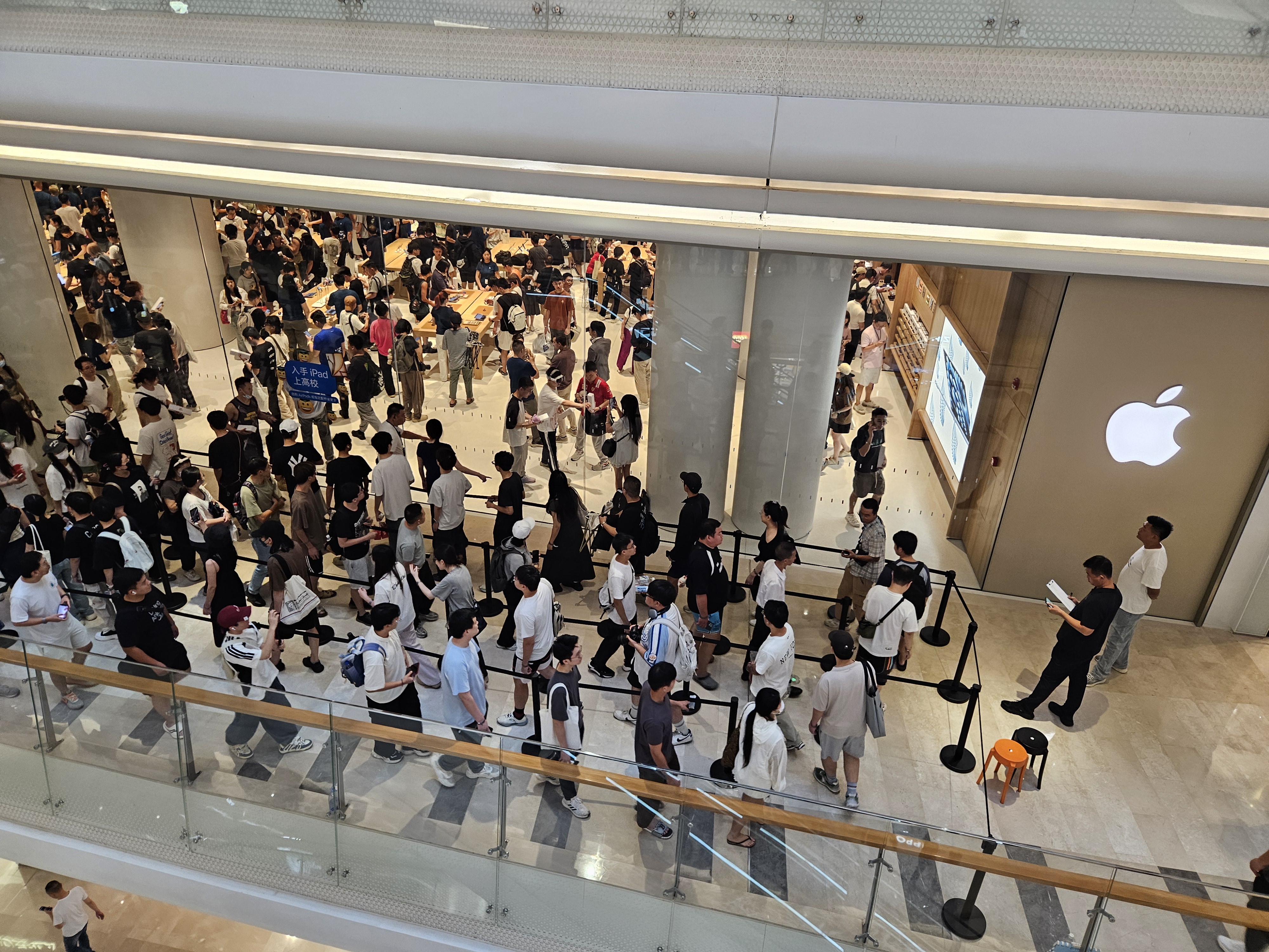 苹果深圳第三店开门迎客，为前海消费市场新添活力