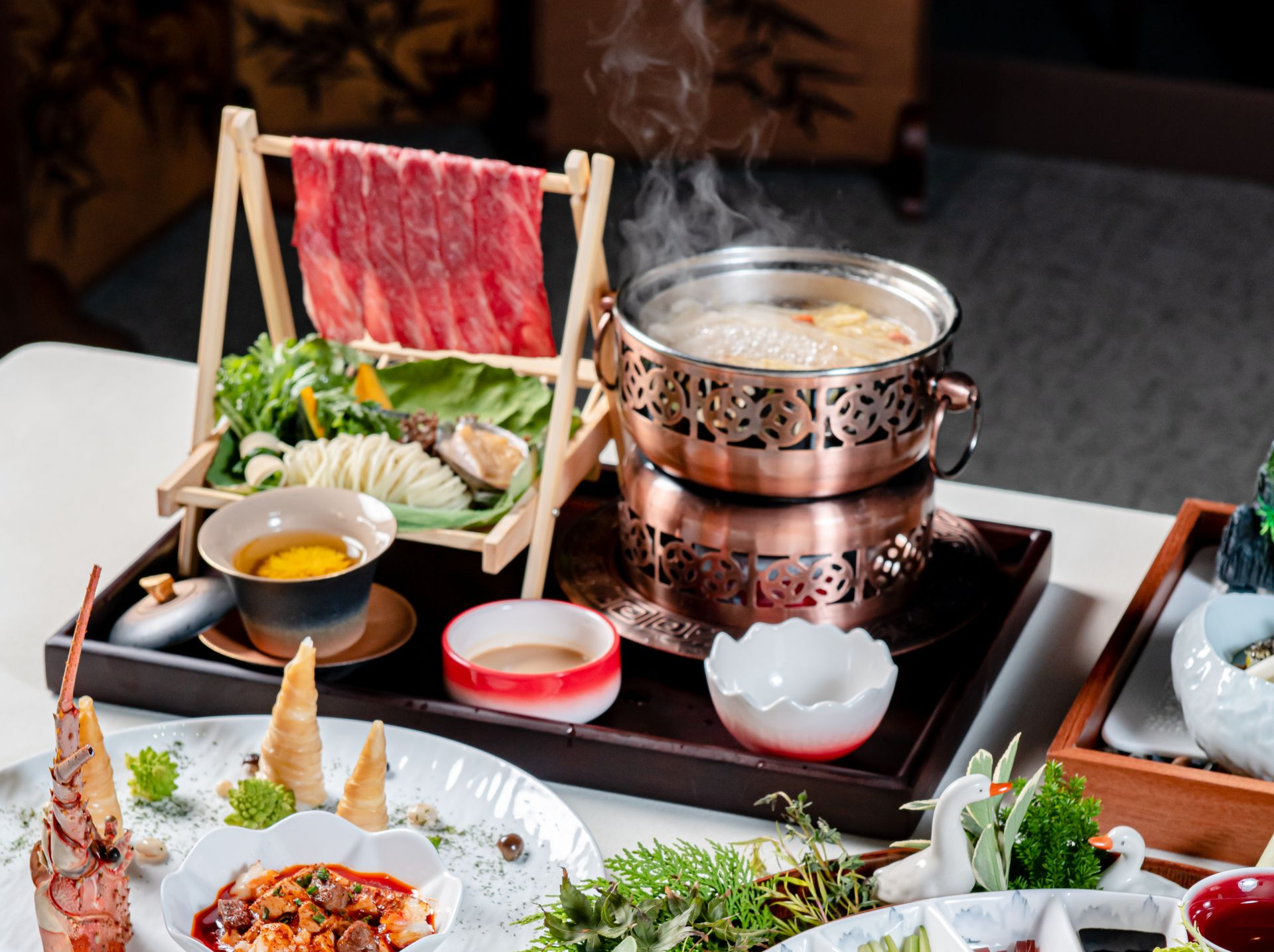 又多了个“必打卡”！来中国“品美食+看秀+换装”，只需去一家沉浸式餐厅