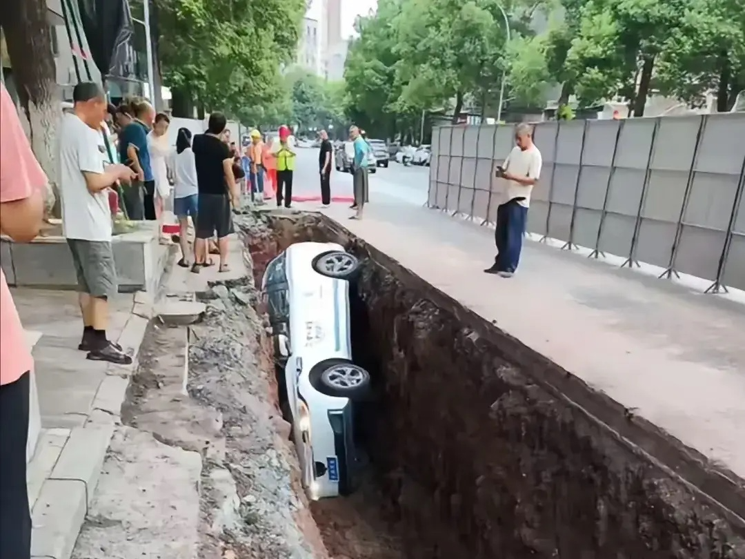 “萝卜快跑”无人驾驶车掉进深坑！车内乘客获救，责任认定引关注