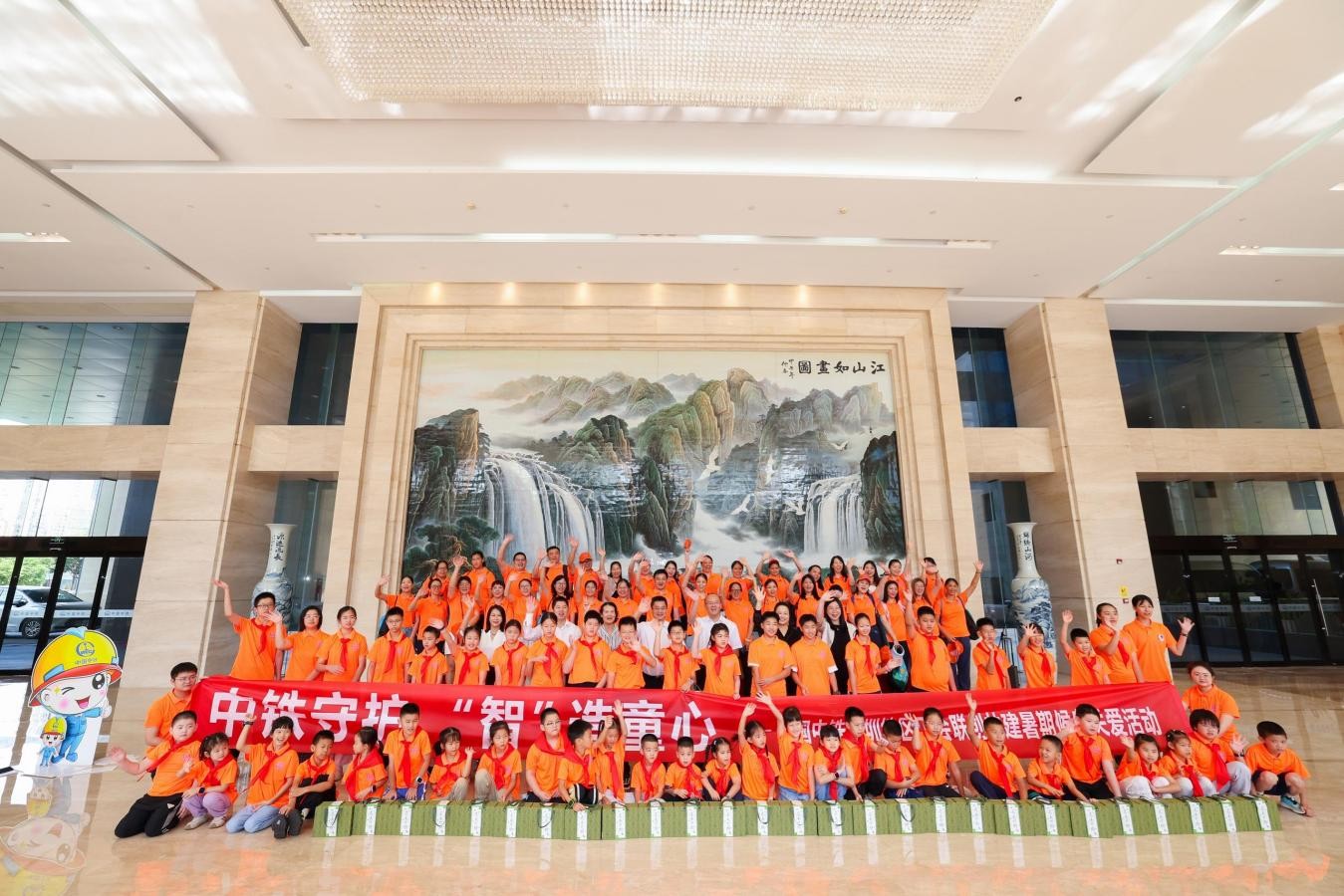 中铁守护 “智”造童心，中国中铁深圳地区工会开展小候鸟暑期关爱活动